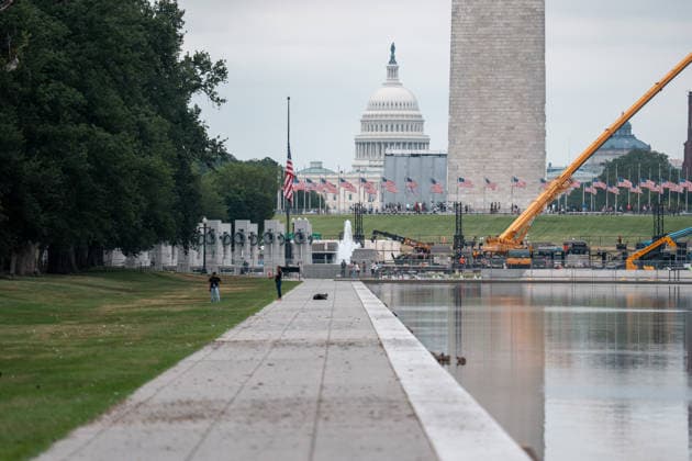 July 8, 2026, Washington, Dc, United States: Crews are still removing fireworks debris from the Lincoln Memorial Reflecting Pool in Washington, D.C. on July 8, 2026. The pool is currently being drained in preparation for repairs following an early renovation this year. Washington United States - ZUMAl312 20260708_znp_l312_010 Copyright: xAndrewxLeydenx