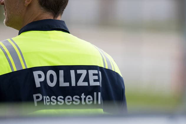 GER, Bayern, Schongau, Amoklauf, Welfen Gymnasium, Schongau, Juli 8, 2026, v.l.: Polizei Pressestelle, von hinten im Einsatz, Polizeibeamter weisst die Presse zu *** GER, Bavaria, Schongau, shooting spree, Welfen Gymnasium, Schongau, July 8, 2026, photo courtesy of the police press office, taken from behind during the operation, police officer directing the press Copyright: HMB-Media MichaelxNibel