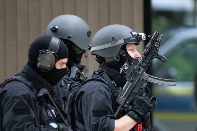 GER, Bayern, Schongau, Amoklauf, Welfen Gymnasium, Schongau, Juli 8, 2026, v.l.: Einsatzkraefte USK mit Maschinenpistolen ruecken vor, Sondereinsatz, Unterstuetzung, kommando, unterstuetzungskommando der Polizei *** GER, Bavaria, Schongau, shooting spree, Welfen Gymnasium, Schongau, July 8, 2026, from left: USK task force advancing with submachine guns, special operations, support, command, police support unit Copyright: HMB-Media MichaelxNibel