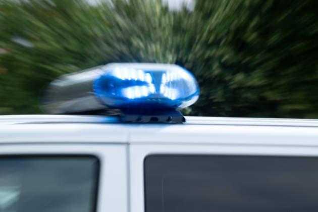 GER, Bayern, Schongau, Amoklauf, Welfen Gymnasium, Schongau, Juli 8, 2026, v.l.: Streifenwagen, VW, Volkswagen, im Eisatz, blauicht, Sirene *** GER, Bavaria, Schongau, shooting spree, Welfen Gymnasium, Schongau, July 8, 2026, from left: patrol car, VW, Volkswagen, on the scene, blue lights, siren Copyright: HMB-Media MichaelxNibel