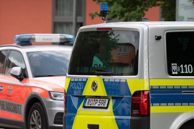 GER, Bayern, Schongau, Amoklauf, Welfen Gymnasium, Schongau, Juli 8, 2026, v.l.: Katastrophenschutz, Streifenwagen, VW, Volkswagen, im Eisatz, blauicht, Sirene *** GER, Bavaria, Schongau, shooting spree, Welfen Gymnasium, Schongau, July 8, 2026, from left: emergency response, patrol car, VW, Volkswagen, on the scene, blue lights, siren Copyright: HMB-Media MichaelxNibel