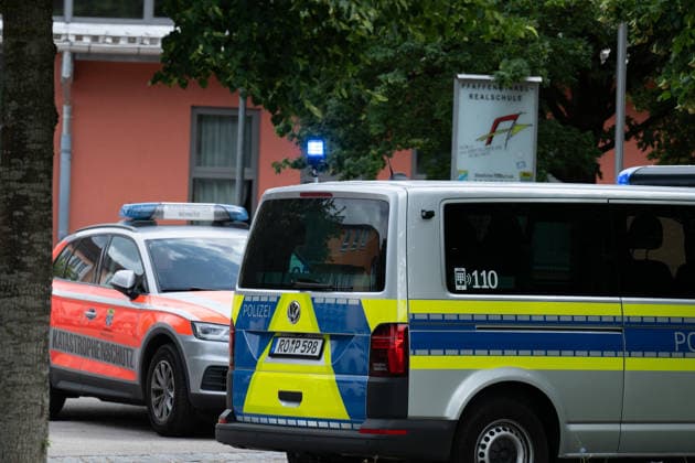 GER, Bayern, Schongau, Amoklauf, Welfen Gymnasium, Schongau, Juli 8, 2026, v.l.: Katastrophenschutz, Streifenwagen, VW, Volkswagen, im Eisatz, blauicht, Sirene *** GER, Bavaria, Schongau, shooting spree, Welfen Gymnasium, Schongau, July 8, 2026, from left: emergency response, patrol car, VW, Volkswagen, on the scene, blue lights, siren Copyright: HMB-Media MichaelxNibel