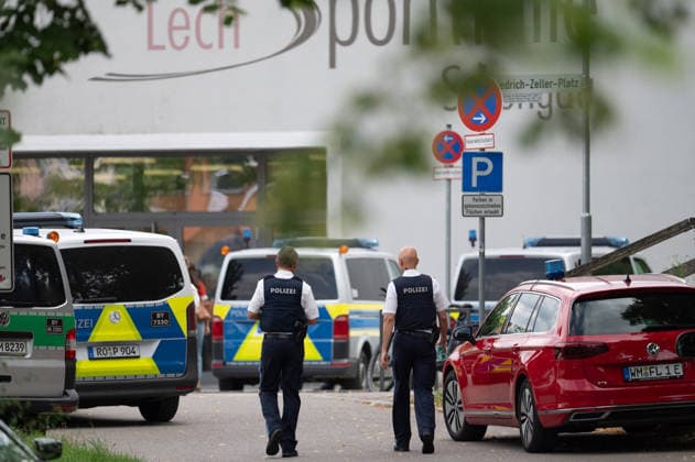 GER, Bayern, Schongau, Amoklauf, Welfen Gymnasium, Schongau, Juli 8, 2026, v.l.: Polizeibeamte naehern sich dem Tatort des Gymnasiums, Polizei, Waffen, Pistolen, Sirenen blaulicht *** GER, Bavaria, Schongau, shooting spree, Welfen Gymnasium, Schongau, July 8, 2026, from left: Police officers approaching the scene of the crime at the high school, police, weapons, pistols, sirens, blue lights Copyright: HMB-Media MichaelxNibel