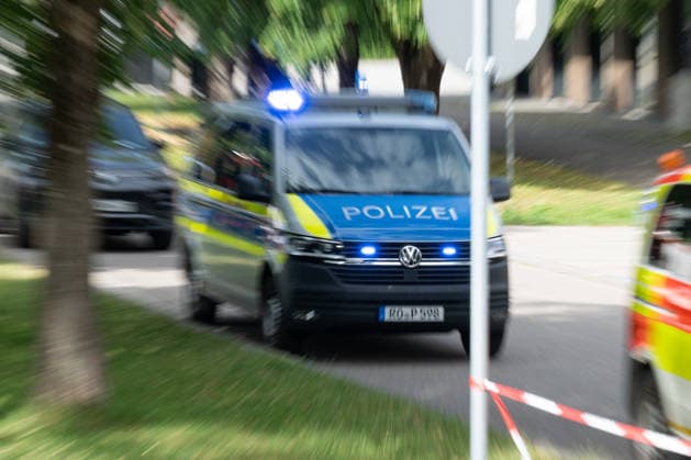 GER, Bayern, Schongau, Amoklauf, Welfen Gymnasium, Schongau, Juli 8, 2026, v.l.: Streifenwagen, VW, Volkswagen, im Eisatz, blauicht, Sirene *** GER, Bavaria, Schongau, shooting spree, Welfen Gymnasium, Schongau, July 8, 2026, from left: patrol car, VW, Volkswagen, on the scene, blue lights, siren Copyright: HMB-Media MichaelxNibel