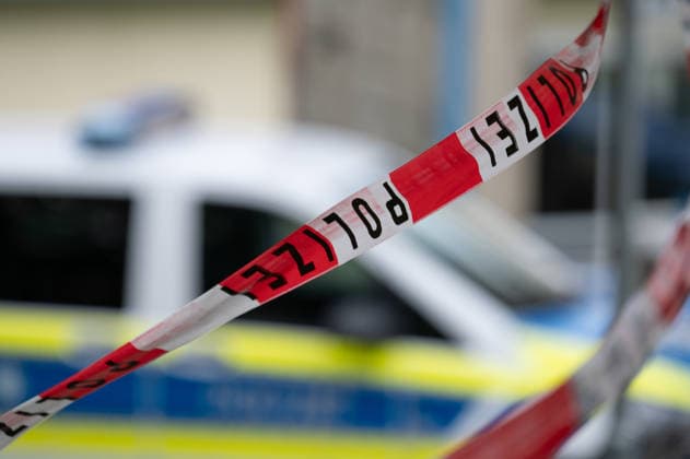 GER, Bayern, Schongau, Amoklauf, Welfen Gymnasium, Schongau, Juli 8, 2026, v.l.: Polizeiliche Absperrung des Einsatzortes, Tatort, Sperrband *** GER, Bavaria, Schongau, shooting spree, Welfen Gymnasium, Schongau, July 8, 2026, from left: Police cordon around the scene, crime scene, caution tape Copyright: HMB-Media MichaelxNibel