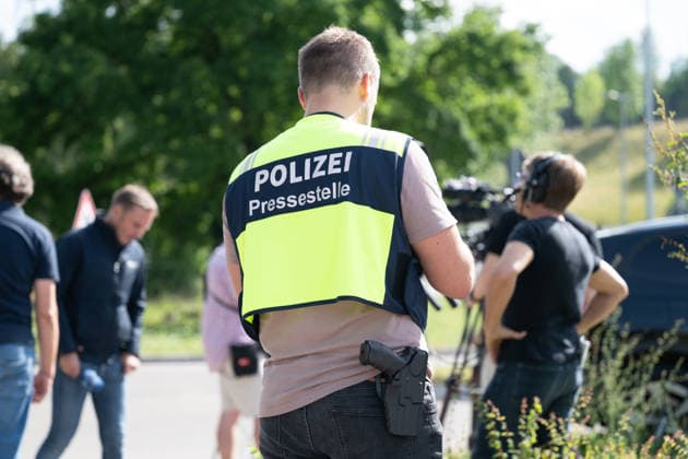 GER, Bayern, Schongau, Amoklauf, Welfen Gymnasium, Schongau, Juli 8, 2026, v.l.: Polizei, Pressestelle, Weste, im Portrait, Einzelbild, Freisteller, portrait, headshot, single image, cutout *** GER, Bavaria, Schongau, shooting spree, Welfen Gymnasium, Schongau, July 8, 2026, from left: police, press office, vest, portrait, single image, cutout, portrait, headshot, single image, cutout Copyright: HMB-Media MichaelxNibel