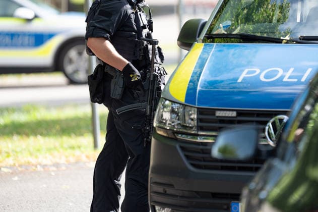 GER, Bayern, Schongau, Amoklauf, Welfen Gymnasium, Schongau, Juli 8, 2026, v.l.: USK, Unterstuetzungskommando, Unterstuetzung, Kommando, Maschinenpistole, im Einsatz, Tatort *** GER, Bavaria, Schongau, shooting spree, Welfen Gymnasium, Schongau, July 8, 2026, from left: USK, Support Unit, support, unit, submachine gun, in action, crime scene Copyright: HMB-Media MichaelxNibel