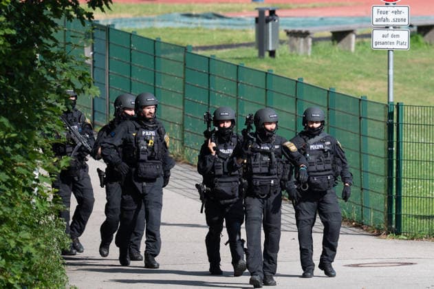 GER, Bayern, Schongau, Amoklauf, Welfen Gymnasium, Schongau, Juli 8, 2026, v.l.: USK, Unterstuetzungskommando, Unterstuetzung, Kommando, Maschinenpistole, im Einsatz, Tatort *** GER, Bavaria, Schongau, shooting spree, Welfen Gymnasium, Schongau, July 8, 2026, from left: USK, Support Unit, support, unit, submachine gun, in action, crime scene Copyright: HMB-Media MichaelxNibel