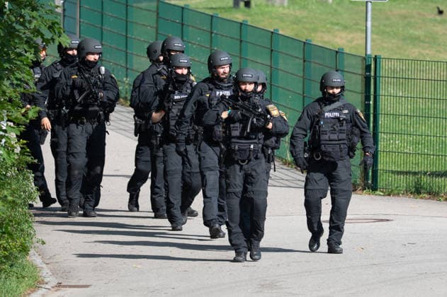 GER, Bayern, Schongau, Amoklauf, Welfen Gymnasium, Schongau, Juli 8, 2026, v.l.: USK, Unterstuetzungskommando, Unterstuetzung, Kommando, Maschinenpistole, im Einsatz, Tatort *** GER, Bavaria, Schongau, shooting spree, Welfen Gymnasium, Schongau, July 8, 2026, from left: USK, Support Unit, support, unit, submachine gun, in action, crime scene Copyright: HMB-Media MichaelxNibel