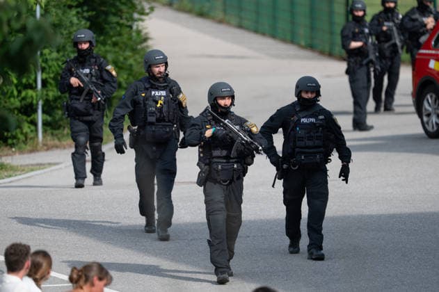 GER, Bayern, Schongau, Amoklauf, Welfen Gymnasium, Schongau, Juli 8, 2026, v.l.: USK, Unterstuetzungskommando, Unterstuetzung, Kommando, Maschinenpistole, im Einsatz, Tatort *** GER, Bavaria, Schongau, shooting spree, Welfen Gymnasium, Schongau, July 8, 2026, from left: USK, Support Unit, support, unit, submachine gun, in action, crime scene Copyright: HMB-Media MichaelxNibel