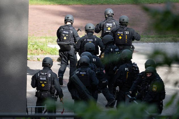 GER, Bayern, Schongau, Amoklauf, Welfen Gymnasium, Schongau, Juli 8, 2026, v.l.: USK, Unterstuetzungskommando, Unterstuetzung, Kommando, Maschinenpistole, im Einsatz, Tatort *** GER, Bavaria, Schongau, shooting spree, Welfen Gymnasium, Schongau, July 8, 2026, from left: USK, Support Unit, support, unit, submachine gun, in action, crime scene Copyright: HMB-Media MichaelxNibel