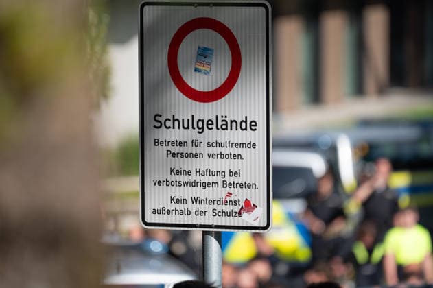 GER, Bayern, Schongau, Amoklauf, Welfen Gymnasium, Schongau, Juli 8, 2026, v.l.: Schild, Schulgelände, Polizei, Einsatzkraefte, Ermittlungen, Betreten fuer schulfremde personen verboten *** GER, Bavaria, Schongau, shooting spree, Welfen Gymnasium, Schongau, July 8, 2026, from left: Schild, school grounds, police, emergency responders, investigation, no entry for non-school personnel Copyright: HMB-Media MichaelxNibel