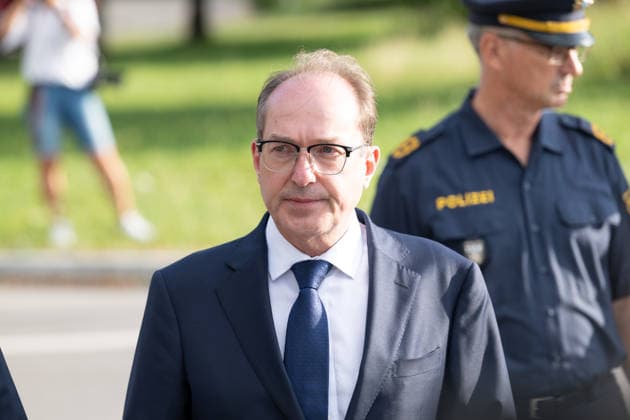 GER, Bayern, Schongau, Amoklauf, Welfen Gymnasium, Schongau, Juli 8, 2026, v.l.: Bundesinnenminister Alexander Dobrindt (CSU), Auf dem weg zur Stellungnahme, Pressekonferenz, nach mutmasslichen Amoklauf, Amoktat am Welfen Gymnasium in Schongau, im Portrait, Einzelbild, Freisteller, portrait, headshot, single image, cutout *** GER, Bavaria, Schongau, shooting spree, Welfen Gymnasium, Schongau, July 8, 2026, from left: Federal Minister of the Interior Alexander Dobrindt (CSU), on his way to make a statement, press conference, following a suspected shooting spree at Welfen Gymnasium in Schongau, portrait, single image, cutout, portrait, headshot, single image, cutout Copyright: HMB-Media MichaelxNibel