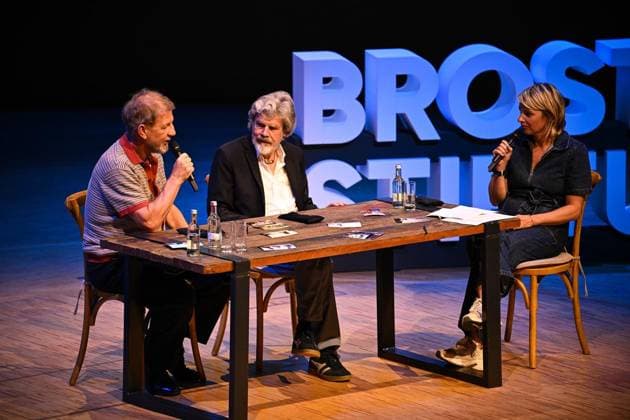 Reinhold Messner und Sönke Wortmann in der Philharmonie Essen ** NUR FÜR REDAKTIONELLE ZWECKE ** EDITORIAL USE ONLY **<p>Sönke Wortmann (l.) und Reinhold Messner im Rahmen der Gesprächsveranstaltung der Brost-Stiftung Kindheit mit Kanten - Wie Herkunft Neugier nährt in der Philharmonie Essen, am 08.07.2026 in Essen. Reinhold Messner und Sönke Wortmann sprechen über ihre Kindheit. Der Abend wurde von Sabine Heinrich moderiert. Deutschland NRW Essen Copyright: SocratesxTassos *** Reinhold Messner and Sönke Wortmann at the Philharmonie Essen ** FOR EDITORIAL USE ONLY ** EDITORIAL USE ONLY ** p Sönke Wortmann l and Reinhold Messner as part of the Brost Foundation’s discussion event Childhood with Edges: How Background Fuels Curiosity Copyright: SocratesxTassos doc86mtckesvf614n7ronr5 ,EDITORIAL USE ONLY