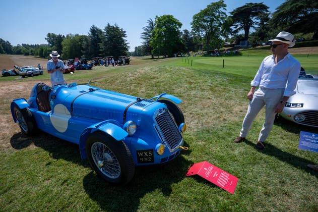 Royal Automobile Club Concours in Epsom - 08 Jul 2026 A member of the public stands in-front of a 1946 Delace D6-3L, during the 2026 RAC Woodcote Concours. The Royal Automobile Club hosted its second Concours at Woodcote Park in Epsom. More than 50 exceptional vehicles, representing over a century of motoring history, were displayed across the estate. The collection included veteran, vintage, classic, racing and supercars, as well as an impressive selection of motorcycles. Epsom United Kingdom Copyright: xJamesxWilloughbyx xSOPAxImagesx JWILLOUGHBY_2876