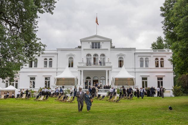 Jazz im Park der Villa Hammerschmidt - Bonn Bundespräsident Frank-Walter STEINMEIER beim Open-Air-Jazzkonzert im Park der Villa Hammerschmidt in Bonn. Die Villa Hammerschmidt ist die offizielle Bonner Residenz des Bundespräsidenten. Bonn Nordrhein-Westfalen Deutschland *** Jazz in the Park at Villa Hammerschmidt in Bonn Federal President Frank Walter STEINMEIER at the open-air jazz concert in the park at Villa Hammerschmidt in Bonn Villa Hammerschmidt is the Federal President’s official residence in Bonn Bonn North Rhine-Westphalia Germany Copyright: xMarcxJohnx