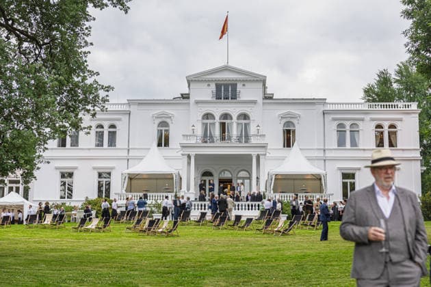 Jazz im Park der Villa Hammerschmidt - Bonn Bundespräsident Frank-Walter STEINMEIER beim Open-Air-Jazzkonzert im Park der Villa Hammerschmidt in Bonn. Die Villa Hammerschmidt ist die offizielle Bonner Residenz des Bundespräsidenten. Bonn Nordrhein-Westfalen Deutschland *** Jazz in the Park at Villa Hammerschmidt in Bonn Federal President Frank Walter STEINMEIER at the open-air jazz concert in the park at Villa Hammerschmidt in Bonn Villa Hammerschmidt is the Federal President’s official residence in Bonn Bonn North Rhine-Westphalia Germany Copyright: xMarcxJohnx