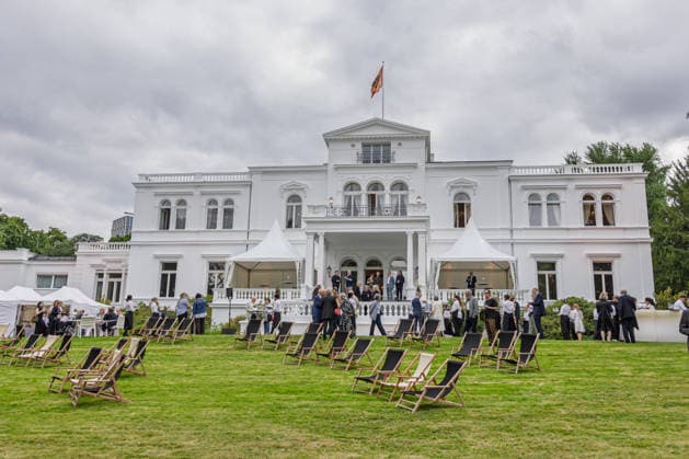 Jazz im Park der Villa Hammerschmidt - Bonn Bundespräsident Frank-Walter STEINMEIER beim Open-Air-Jazzkonzert im Park der Villa Hammerschmidt in Bonn. Die Villa Hammerschmidt ist die offizielle Bonner Residenz des Bundespräsidenten. Bonn Nordrhein-Westfalen Deutschland *** Jazz in the Park at Villa Hammerschmidt in Bonn Federal President Frank Walter STEINMEIER at the open-air jazz concert in the park at Villa Hammerschmidt in Bonn Villa Hammerschmidt is the Federal President’s official residence in Bonn Bonn North Rhine-Westphalia Germany Copyright: xMarcxJohnx