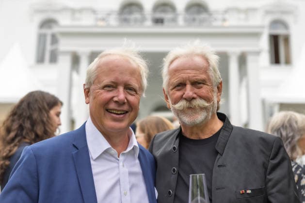 Jazz im Park der Villa Hammerschmidt - Bonn Unter den Gästen: Ex WDR Intendant Tom Buhrow (Lew Kopelew Forum) und Ex-Höhner Frontmann Henning Krautmacher- Bundespräsident Frank-Walter STEINMEIER beim Open-Air-Jazzkonzert im Park der Villa Hammerschmidt in Bonn. Die Villa Hammerschmidt ist die offizielle Bonner Residenz des Bundespräsidenten. Bonn Nordrhein-Westfalen Deutschland *** Jazz in the Park of Villa Hammerschmidt in Bonn. Among the guests were former WDR Director General Tom Buhrow, Lew Kopelew Forum, and former Höhner frontman Henning Krautmacher, along with Federal President Frank Walter STEINMEIER, at the open-air jazz concert in the park of Villa Hammerschmidt in Bonn. Villa Hammerschmidt is the official residence of the Fe Copyright: xMarcxJohnx