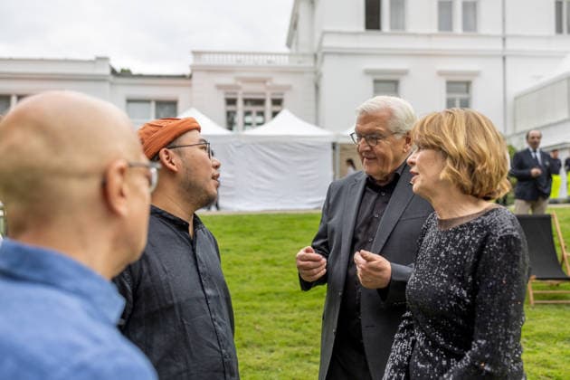 Jazz im Park der Villa Hammerschmidt - Bonn Bundespräsident Frank-Walter STEINMEIER hält beim Open-Air-Jazzkonzert Jazz im Park im Park der Villa Hammerschmidt in Bonn eine Ansprache. Die Villa Hammerschmidt ist die offizielle Bonner Residenz des Bundespräsidenten. Bonn Nordrhein-Westfalen Deutschland *** Jazz in the Park at Villa Hammerschmidt, Bonn: Federal President Frank Walter STEINMEIER delivers a speech at the open-air jazz concert Jazz in the Park in the park of Villa Hammerschmidt in Bonn. Villa Hammerschmidt is the Federal President’s official residence in Bonn, North Rhine-Westphalia, Germany Copyright: xMarcxJohnx