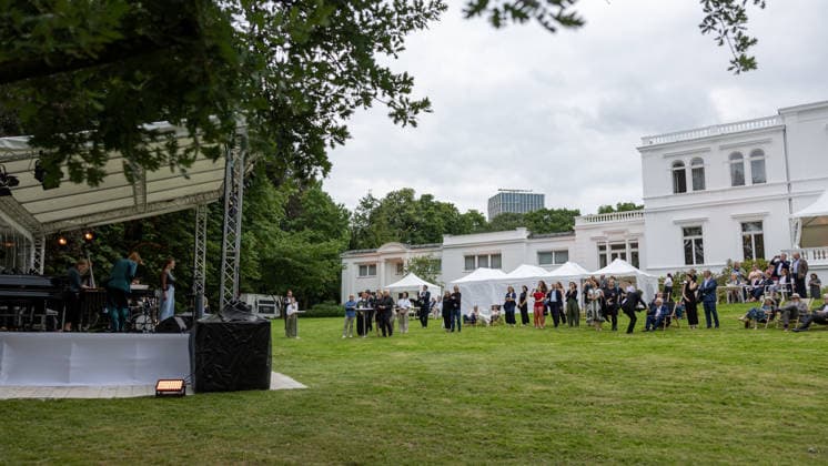 Jazz im Park der Villa Hammerschmidt - Bonn Auftritt Sara Decker mit Ensemble - Bundespräsident Frank-Walter STEINMEIER beim Open-Air-Jazzkonzert im Park der Villa Hammerschmidt in Bonn. Die Villa Hammerschmidt ist die offizielle Bonner Residenz des Bundespräsidenten. Bonn Nordrhein-Westfalen Deutschland *** Jazz in the Park of Villa Hammerschmidt, Bonn: Performance by Sara Decker and her ensemble; Federal President Frank Walter STEINMEIER at the open-air jazz concert in the park of Villa Hammerschmidt in Bonn. Villa Hammerschmidt is the Federal President’s official residence in Bonn, North Rhine-Westphalia, Germany Copyright: xMarcxJohnx