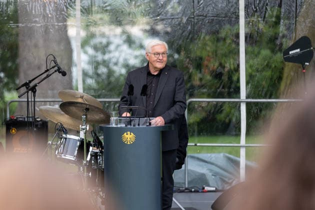 Jazz im Park der Villa Hammerschmidt - Bonn Bundespräsident Frank-Walter STEINMEIER hält beim Open-Air-Jazzkonzert Jazz im Park im Park der Villa Hammerschmidt in Bonn eine Ansprache. Auf der Bühne das Sara Decker mit Ensemble. Die Villa Hammerschmidt ist die offizielle Bonner Residenz des Bundespräsidenten. Bonn Nordrhein-Westfalen Deutschland *** Jazz in the Park at Villa Hammerschmidt, Bonn: Federal President Frank Walter STEINMEIER delivers a speech at the open-air jazz concert Jazz in the Park in the park of Villa Hammerschmidt in Bonn. On stage: Sara Decker and her ensemble. Villa Hammerschmidt is the Federal President’s official residence in Bonn. Bonn, North Rhine-Westphalia Germany Copyright: xMarcxJohnx