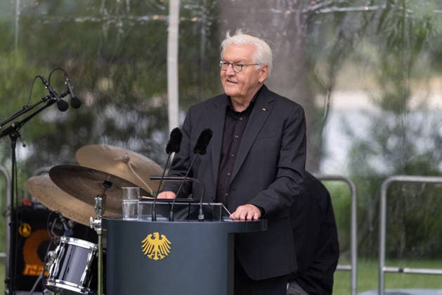 Jazz im Park der Villa Hammerschmidt - Bonn Bundespräsident Frank-Walter STEINMEIER hält beim Open-Air-Jazzkonzert Jazz im Park im Park der Villa Hammerschmidt in Bonn eine Ansprache. Auf der Bühne das Sara Decker mit Ensemble. Die Villa Hammerschmidt ist die offizielle Bonner Residenz des Bundespräsidenten. Bonn Nordrhein-Westfalen Deutschland *** Jazz in the Park at Villa Hammerschmidt, Bonn: Federal President Frank Walter STEINMEIER delivers a speech at the open-air jazz concert Jazz in the Park in the park of Villa Hammerschmidt in Bonn. On stage: Sara Decker and her ensemble. Villa Hammerschmidt is the Federal President’s official residence in Bonn. Bonn, North Rhine-Westphalia Germany Copyright: xMarcxJohnx