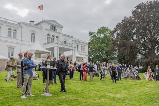 Jazz im Park der Villa Hammerschmidt - Bonn Bundespräsident Frank-Walter STEINMEIER hält beim Open-Air-Jazzkonzert Jazz im Park im Park der Villa Hammerschmidt in Bonn eine Ansprache. Die Villa Hammerschmidt ist die offizielle Bonner Residenz des Bundespräsidenten. Bonn Nordrhein-Westfalen Deutschland *** Jazz in the Park at Villa Hammerschmidt, Bonn: Federal President Frank Walter STEINMEIER delivers a speech at the open-air jazz concert Jazz in the Park in the park of Villa Hammerschmidt in Bonn. Villa Hammerschmidt is the Federal President’s official residence in Bonn, North Rhine-Westphalia, Germany Copyright: xMarcxJohnx