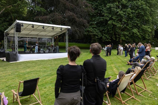 Jazz im Park der Villa Hammerschmidt - Bonn Auftritt Sara Decker mit Ensemble - Bundespräsident Frank-Walter STEINMEIER beim Open-Air-Jazzkonzert im Park der Villa Hammerschmidt in Bonn. Die Villa Hammerschmidt ist die offizielle Bonner Residenz des Bundespräsidenten. Bonn Nordrhein-Westfalen Deutschland *** Jazz in the Park of Villa Hammerschmidt, Bonn: Performance by Sara Decker and her ensemble; Federal President Frank Walter STEINMEIER at the open-air jazz concert in the park of Villa Hammerschmidt in Bonn. Villa Hammerschmidt is the Federal President’s official residence in Bonn. Bonn, North Rhine-Westphalia, Germany Copyright: xMarcxJohnx