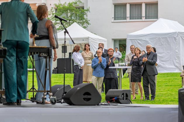 Jazz im Park der Villa Hammerschmidt - Bonn Auftritt Sara Decker mit Ensemble - Bundespräsident Frank-Walter STEINMEIER beim Open-Air-Jazzkonzert im Park der Villa Hammerschmidt in Bonn. Die Villa Hammerschmidt ist die offizielle Bonner Residenz des Bundespräsidenten. Bonn Nordrhein-Westfalen Deutschland *** Jazz in the Park of Villa Hammerschmidt, Bonn: Performance by Sara Decker and her ensemble; Federal President Frank Walter STEINMEIER at the open-air jazz concert in the park of Villa Hammerschmidt in Bonn. Villa Hammerschmidt is the Federal President’s official residence in Bonn. Bonn, North Rhine-Westphalia, Germany Copyright: xMarcxJohnx