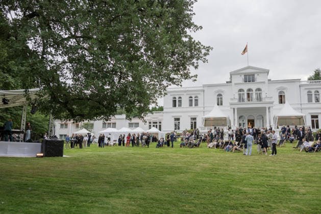 Jazz im Park der Villa Hammerschmidt - Bonn Auftritt Sara Decker mit Ensemble - Bundespräsident Frank-Walter STEINMEIER beim Open-Air-Jazzkonzert im Park der Villa Hammerschmidt in Bonn. Die Villa Hammerschmidt ist die offizielle Bonner Residenz des Bundespräsidenten. Bonn Nordrhein-Westfalen Deutschland *** Jazz in the Park of Villa Hammerschmidt, Bonn: Performance by Sara Decker and her ensemble; Federal President Frank Walter STEINMEIER at the open-air jazz concert in the park of Villa Hammerschmidt in Bonn. Villa Hammerschmidt is the Federal President’s official residence in Bonn. Bonn, North Rhine-Westphalia, Germany Copyright: xMarcxJohnx