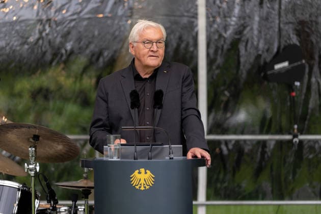 Jazz im Park der Villa Hammerschmidt - Bonn Bundespräsident Frank-Walter STEINMEIER hält beim Open-Air-Jazzkonzert Jazz im Park im Park der Villa Hammerschmidt in Bonn eine Ansprache. Auf der Bühne das Sara Decker mit Ensemble. Die Villa Hammerschmidt ist die offizielle Bonner Residenz des Bundespräsidenten. Bonn Nordrhein-Westfalen Deutschland *** Jazz in the Park at Villa Hammerschmidt, Bonn: Federal President Frank Walter STEINMEIER delivers a speech at the open-air jazz concert Jazz in the Park in the park of Villa Hammerschmidt in Bonn. On stage: Sara Decker and her ensemble. Villa Hammerschmidt is the Federal President’s official residence in Bonn. Bonn, North Rhine-Westphalia Germany Copyright: xMarcxJohnx