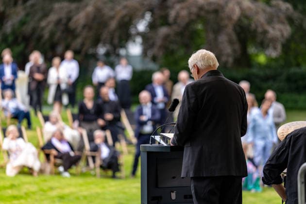 Jazz im Park der Villa Hammerschmidt - Bonn Bundespräsident Frank-Walter STEINMEIER hält beim Open-Air-Jazzkonzert Jazz im Park im Park der Villa Hammerschmidt in Bonn eine Ansprache. Auf der Bühne das Sara Decker mit Ensemble. Die Villa Hammerschmidt ist die offizielle Bonner Residenz des Bundespräsidenten. Bonn Nordrhein-Westfalen Deutschland *** Jazz in the Park at Villa Hammerschmidt, Bonn: Federal President Frank Walter STEINMEIER delivers a speech at the open-air jazz concert Jazz in the Park in the park of Villa Hammerschmidt in Bonn. On stage: Sara Decker and her ensemble. Villa Hammerschmidt is the Federal President’s official residence in Bonn. Bonn, North Rhine-Westphalia Germany Copyright: xMarcxJohnx