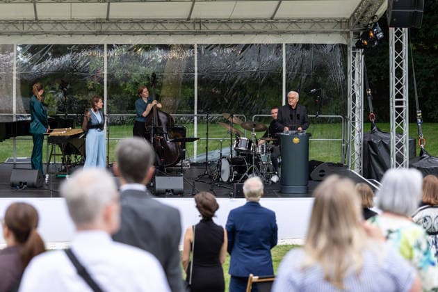 Jazz im Park der Villa Hammerschmidt - Bonn Bundespräsident Frank-Walter STEINMEIER hält beim Open-Air-Jazzkonzert Jazz im Park im Park der Villa Hammerschmidt in Bonn eine Ansprache. Auf der Bühne das Sara Decker mit Ensemble. Die Villa Hammerschmidt ist die offizielle Bonner Residenz des Bundespräsidenten. Bonn Nordrhein-Westfalen Deutschland *** Jazz in the Park at Villa Hammerschmidt, Bonn: Federal President Frank Walter STEINMEIER delivers a speech at the open-air jazz concert Jazz in the Park in the park of Villa Hammerschmidt in Bonn. On stage: Sara Decker and her ensemble. Villa Hammerschmidt is the Federal President’s official residence in Bonn. Bonn, North Rhine-Westphalia Germany Copyright: xMarcxJohnx