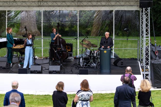 Jazz im Park der Villa Hammerschmidt - Bonn Bundespräsident Frank-Walter STEINMEIER hält beim Open-Air-Jazzkonzert Jazz im Park im Park der Villa Hammerschmidt in Bonn eine Ansprache. Auf der Bühne das Sara Decker mit Ensemble. Die Villa Hammerschmidt ist die offizielle Bonner Residenz des Bundespräsidenten. Bonn Nordrhein-Westfalen Deutschland *** Jazz in the Park at Villa Hammerschmidt, Bonn: Federal President Frank Walter STEINMEIER delivers a speech at the open-air jazz concert Jazz in the Park in the park of Villa Hammerschmidt in Bonn. On stage: Sara Decker and her ensemble. Villa Hammerschmidt is the Federal President’s official residence in Bonn. Bonn, North Rhine-Westphalia Germany Copyright: xMarcxJohnx