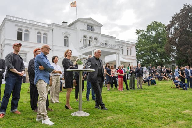 Jazz im Park der Villa Hammerschmidt - Bonn Auftritt Sara Decker mit Ensemble - Bundespräsident Frank-Walter STEINMEIER beim Open-Air-Jazzkonzert im Park der Villa Hammerschmidt in Bonn. Die Villa Hammerschmidt ist die offizielle Bonner Residenz des Bundespräsidenten. Bonn Nordrhein-Westfalen Deutschland *** Jazz in the Park of Villa Hammerschmidt, Bonn: Performance by Sara Decker and her ensemble; Federal President Frank Walter STEINMEIER at the open-air jazz concert in the park of Villa Hammerschmidt in Bonn. Villa Hammerschmidt is the Federal President’s official residence in Bonn, North Rhine-Westphalia, Germany Copyright: xMarcxJohnx