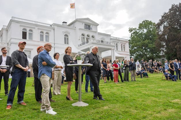 Jazz im Park der Villa Hammerschmidt - Bonn Auftritt Sara Decker mit Ensemble - Bundespräsident Frank-Walter STEINMEIER beim Open-Air-Jazzkonzert im Park der Villa Hammerschmidt in Bonn. Die Villa Hammerschmidt ist die offizielle Bonner Residenz des Bundespräsidenten. Bonn Nordrhein-Westfalen Deutschland *** Jazz in the Park of Villa Hammerschmidt, Bonn: Performance by Sara Decker and her ensemble; Federal President Frank Walter STEINMEIER at the open-air jazz concert in the park of Villa Hammerschmidt in Bonn. Villa Hammerschmidt is the Federal President’s official residence in Bonn, North Rhine-Westphalia, Germany Copyright: xMarcxJohnx