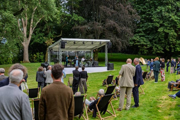 Jazz im Park der Villa Hammerschmidt - Bonn Auftritt Sara Decker mit Ensemble - Bundespräsident Frank-Walter STEINMEIER beim Open-Air-Jazzkonzert im Park der Villa Hammerschmidt in Bonn. Die Villa Hammerschmidt ist die offizielle Bonner Residenz des Bundespräsidenten. Bonn Nordrhein-Westfalen Deutschland *** Jazz in the Park of Villa Hammerschmidt, Bonn: Performance by Sara Decker and her ensemble; Federal President Frank Walter STEINMEIER at the open-air jazz concert in the park of Villa Hammerschmidt in Bonn. Villa Hammerschmidt is the Federal President’s official residence in Bonn, North Rhine-Westphalia, Germany Copyright: xMarcxJohnx