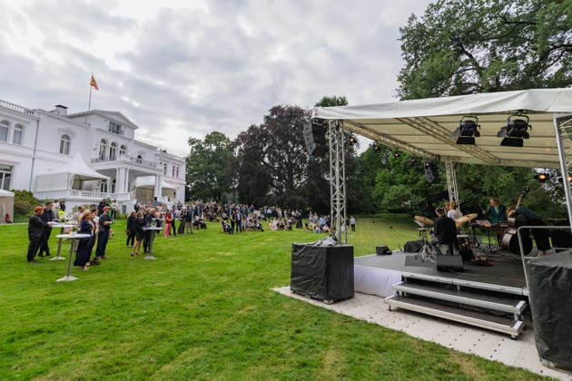Jazz im Park der Villa Hammerschmidt - Bonn Auftritt Sara Decker mit Ensemble - Bundespräsident Frank-Walter STEINMEIER beim Open-Air-Jazzkonzert im Park der Villa Hammerschmidt in Bonn. Die Villa Hammerschmidt ist die offizielle Bonner Residenz des Bundespräsidenten. Bonn Nordrhein-Westfalen Deutschland *** Jazz in the Park of Villa Hammerschmidt, Bonn: Performance by Sara Decker and her ensemble; Federal President Frank Walter STEINMEIER at the open-air jazz concert in the park of Villa Hammerschmidt in Bonn. Villa Hammerschmidt is the Federal President’s official residence in Bonn, North Rhine-Westphalia, Germany Copyright: xMarcxJohnx