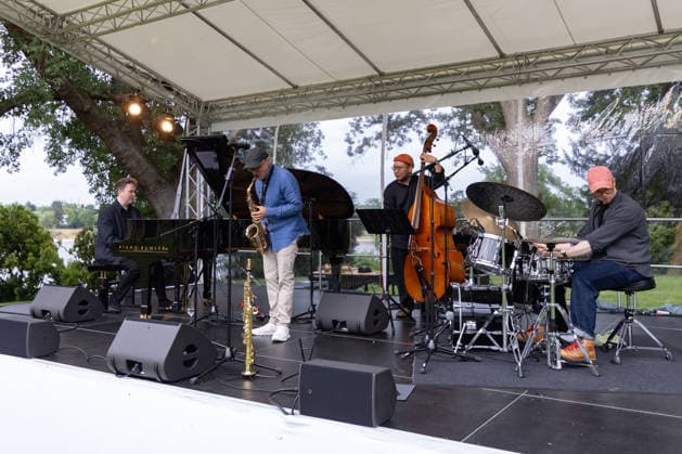 Jazz im Park der Villa Hammerschmidt - Bonn Auftritt Peter Materna (Saxophon) mit Ensemble - Bundespräsident Frank-Walter STEINMEIER beim Open-Air-Jazzkonzert im Park der Villa Hammerschmidt in Bonn. Die Villa Hammerschmidt ist die offizielle Bonner Residenz des Bundespräsidenten. Bonn Nordrhein-Westfalen Deutschland *** Jazz in the Park of Villa Hammerschmidt, Bonn: Performance by Peter Materna on saxophone with an ensemble; Federal President Frank Walter STEINMEIER at the open-air jazz concert in the park of Villa Hammerschmidt in Bonn. Villa Hammerschmidt is the Federal President’s official residence in Bonn, North Rhine-Westphalia, Germany Copyright: xMarcxJohnx