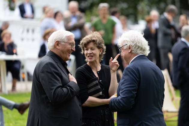 Jazz im Park der Villa Hammerschmidt - Bonn Bundespräsident Frank-Walter STEINMEIER beim Open-Air-Jazzkonzert im Park der Villa Hammerschmidt in Bonn. Die Villa Hammerschmidt ist die offizielle Bonner Residenz des Bundespräsidenten. Bonn Nordrhein-Westfalen Deutschland *** Jazz in the Park at Villa Hammerschmidt in Bonn Federal President Frank Walter STEINMEIER at the open-air jazz concert in the park at Villa Hammerschmidt in Bonn Villa Hammerschmidt is the Federal President’s official residence in Bonn Bonn North Rhine-Westphalia Germany Copyright: xMarcxJohnx