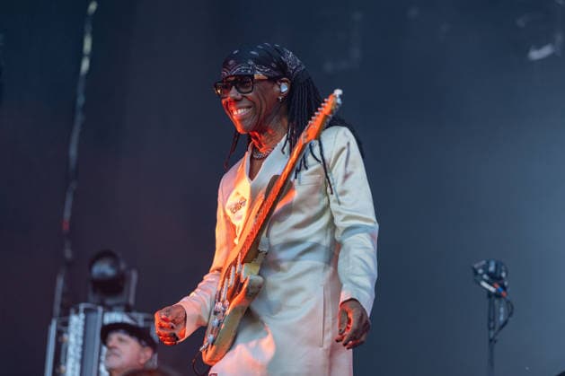 Nile Rodgers & Chic auf dem Kunst!Rasen Bonn Gitarrist und Produzent Nile RODGERS mit seiner Funk- und Disco-Band Chic beim Live-Auftritt beim Open-Air-Konzert auf dem Kunst!Rasen Bonn-Gronau. Die sommerliche Konzertreihe Kunst!Rasen findet am Rande der Rheinaue am Bonner Rheinufer statt. Bonn Gronau Nordrhein-Westfalen Deutschland *** Nile Rodgers and Chic at the Kunst Rasen in Bonn: Guitarist and producer Nile RODGERS with his funk and disco band Chic performing live at the open-air concert at the Kunst Rasen in Bonn-Gronau. The summer concert series Kunst Rasen takes place on the edge of the Rheinaue on the banks of the Rhine in Bonn-Gronau, North Rhine-WestGermany Copyright: xMarcxJohnx