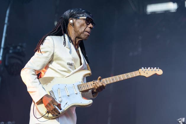 Nile Rodgers & Chic auf dem Kunst!Rasen Bonn Gitarrist und Produzent Nile RODGERS mit seiner Funk- und Disco-Band Chic beim Live-Auftritt beim Open-Air-Konzert auf dem Kunst!Rasen Bonn-Gronau. Die sommerliche Konzertreihe Kunst!Rasen findet am Rande der Rheinaue am Bonner Rheinufer statt. Bonn Gronau Nordrhein-Westfalen Deutschland *** Nile Rodgers and Chic at the Kunst Rasen in Bonn: Guitarist and producer Nile RODGERS with his funk and disco band Chic performing live at the open-air concert at the Kunst Rasen in Bonn-Gronau. The summer concert series Kunst Rasen takes place on the edge of the Rheinaue on the banks of the Rhine in Bonn-Gronau, North Rhine-WestGermany Copyright: xMarcxJohnx