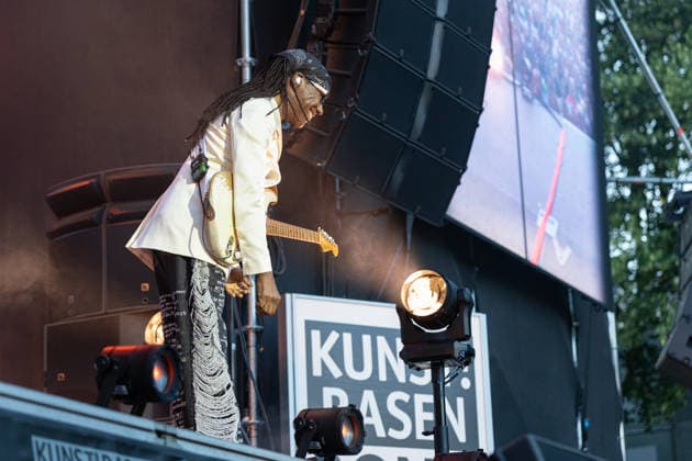 Nile Rodgers & Chic auf dem Kunst!Rasen Bonn Gitarrist und Produzent Nile RODGERS mit seiner Funk- und Disco-Band Chic beim Live-Auftritt beim Open-Air-Konzert auf dem Kunst!Rasen Bonn-Gronau. Die sommerliche Konzertreihe Kunst!Rasen findet am Rande der Rheinaue am Bonner Rheinufer statt. Bonn Gronau Nordrhein-Westfalen Deutschland *** Nile Rodgers and Chic at the Kunst Rasen in Bonn: Guitarist and producer Nile RODGERS with his funk and disco band Chic performing live at the open-air concert at the Kunst Rasen in Bonn-Gronau. The summer concert series Kunst Rasen takes place on the edge of the Rheinaue on the banks of the Rhine in Bonn-Gronau, North Rhine-WestGermany Copyright: xMarcxJohnx