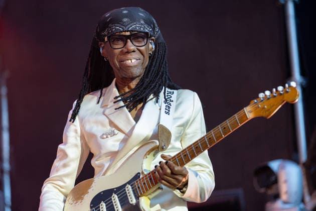 Nile Rodgers & Chic auf dem Kunst!Rasen Bonn Gitarrist und Produzent Nile RODGERS mit seiner Funk- und Disco-Band Chic beim Live-Auftritt beim Open-Air-Konzert auf dem Kunst!Rasen Bonn-Gronau. Die sommerliche Konzertreihe Kunst!Rasen findet am Rande der Rheinaue am Bonner Rheinufer statt. Bonn Gronau Nordrhein-Westfalen Deutschland *** Nile Rodgers and Chic at the Kunst Rasen in Bonn: Guitarist and producer Nile RODGERS with his funk and disco band Chic performing live at the open-air concert at the Kunst Rasen in Bonn-Gronau. The summer concert series Kunst Rasen takes place on the edge of the Rheinaue on the banks of the Rhine in Bonn-Gronau, North Rhine-WestGermany Copyright: xMarcxJohnx