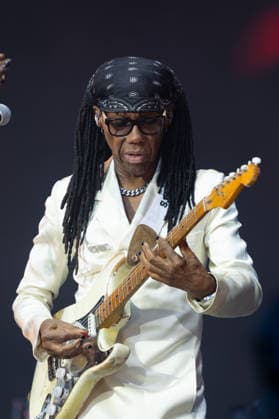 Nile Rodgers & Chic auf dem Kunst!Rasen Bonn Gitarrist und Produzent Nile RODGERS mit seiner Funk- und Disco-Band Chic beim Live-Auftritt beim Open-Air-Konzert auf dem Kunst!Rasen Bonn-Gronau. Die sommerliche Konzertreihe Kunst!Rasen findet am Rande der Rheinaue am Bonner Rheinufer statt. Bonn Gronau Nordrhein-Westfalen Deutschland *** Nile Rodgers and Chic at the Kunst Rasen in Bonn: Guitarist and producer Nile RODGERS with his funk and disco band Chic performing live at the open-air concert at the Kunst Rasen in Bonn-Gronau. The summer concert series Kunst Rasen takes place on the edge of the Rheinaue on the banks of the Rhine in Bonn-Gronau, North Rhine-WestGermany Copyright: xMarcxJohnx
