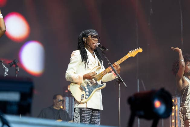 Nile Rodgers & Chic auf dem Kunst!Rasen Bonn Gitarrist und Produzent Nile RODGERS mit seiner Funk- und Disco-Band Chic beim Live-Auftritt beim Open-Air-Konzert auf dem Kunst!Rasen Bonn-Gronau. Die sommerliche Konzertreihe Kunst!Rasen findet am Rande der Rheinaue am Bonner Rheinufer statt. Bonn Gronau Nordrhein-Westfalen Deutschland *** Nile Rodgers and Chic at the Kunst Rasen in Bonn: Guitarist and producer Nile RODGERS with his funk and disco band Chic performing live at the open-air concert at the Kunst Rasen in Bonn-Gronau. The summer concert series Kunst Rasen takes place on the edge of the Rheinaue on the banks of the Rhine in Bonn-Gronau, North Rhine-WestGermany Copyright: xMarcxJohnx