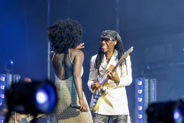 Nile Rodgers & Chic auf dem Kunst!Rasen Bonn Gitarrist und Produzent Nile RODGERS mit seiner Funk- und Disco-Band Chic beim Live-Auftritt beim Open-Air-Konzert auf dem Kunst!Rasen Bonn-Gronau. Die sommerliche Konzertreihe Kunst!Rasen findet am Rande der Rheinaue am Bonner Rheinufer statt. Bonn Gronau Nordrhein-Westfalen Deutschland *** Nile Rodgers and Chic at the Kunst Rasen in Bonn: Guitarist and producer Nile RODGERS with his funk and disco band Chic performing live at the open-air concert at the Kunst Rasen in Bonn-Gronau. The summer concert series Kunst Rasen takes place on the edge of the Rheinaue on the banks of the Rhine in Bonn-Gronau, North Rhine-WestGermany Copyright: xMarcxJohnx
