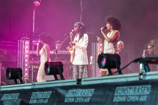 Nile Rodgers & Chic auf dem Kunst!Rasen Bonn Gitarrist und Produzent Nile RODGERS mit seiner Funk- und Disco-Band Chic beim Live-Auftritt beim Open-Air-Konzert auf dem Kunst!Rasen Bonn-Gronau. Die sommerliche Konzertreihe Kunst!Rasen findet am Rande der Rheinaue am Bonner Rheinufer statt. Bonn Gronau Nordrhein-Westfalen Deutschland *** Nile Rodgers and Chic at the Kunst Rasen in Bonn: Guitarist and producer Nile RODGERS with his funk and disco band Chic performing live at the open-air concert at the Kunst Rasen in Bonn-Gronau. The summer concert series Kunst Rasen takes place on the edge of the Rheinaue on the banks of the Rhine in Bonn-Gronau, North Rhine-WestGermany Copyright: xMarcxJohnx
