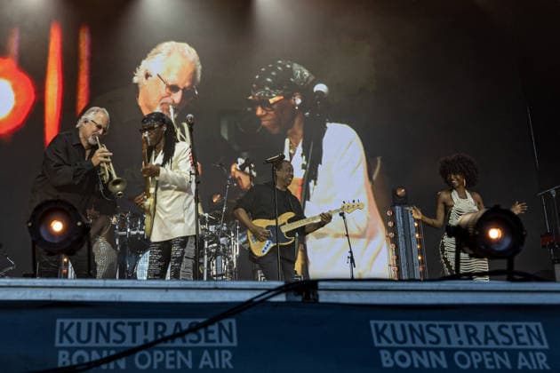Nile Rodgers & Chic auf dem Kunst!Rasen Bonn Gitarrist und Produzent Nile RODGERS mit seiner Funk- und Disco-Band Chic beim Live-Auftritt beim Open-Air-Konzert auf dem Kunst!Rasen Bonn-Gronau. Die sommerliche Konzertreihe Kunst!Rasen findet am Rande der Rheinaue am Bonner Rheinufer statt. Bonn Gronau Nordrhein-Westfalen Deutschland *** Nile Rodgers and Chic at the Kunst Rasen in Bonn: Guitarist and producer Nile RODGERS with his funk and disco band Chic performing live at the open-air concert at the Kunst Rasen in Bonn-Gronau. The summer concert series Kunst Rasen takes place on the edge of the Rheinaue on the banks of the Rhine in Bonn-Gronau, North Rhine-WestGermany Copyright: xMarcxJohnx